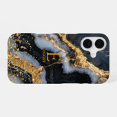 Coque iPhone 16 Marbre noir chic monogramme paillettes dorées (Verso Horizontal)