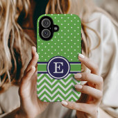 Coque iPhone 16 Monogramme à points chevron vert et marine Prépa