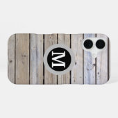 Coque iPhone 16 Monogramme sur fond de bois de plage (Verso Horizontal)