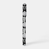 Coque iPhone 16 Motif Damassé Rococo Blanc sur Fond Noir (Côté droit)