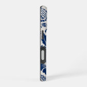 Coque iPhone 16 Motif floral bleu complexe sur fond clair (Côté droit)