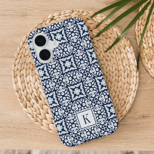 Coque iPhone 16 Motif méditerranéen monogramme bleu marine et blan