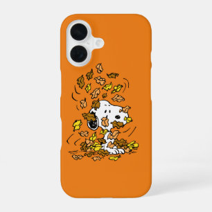 Coque iPhone 16 Peanuts Snoopy Tas de Feuilles