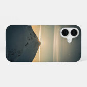 Coque iPhone 16 Pic de montagne enneigé vintage (Verso Horizontal)