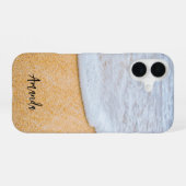 Coque iPhone 16 Plage de sable avec Surf en mousse (Verso Horizontal)