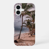 Coque iPhone 16 Plage orageuse avec palmiers (Verso)