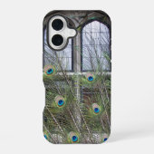 Coque iPhone 16 Plumes de paon et fenêtres gothiques (Verso)