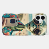 Coque iPhone 16 Plus Alien Beach Selfie Art rétro (Verso Horizontal)