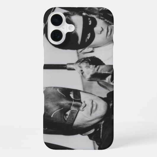 Coque iPhone 16 Plus Batman et Robin dans Batmobile (Verso)