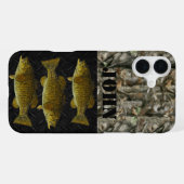 Coque iPhone 16 Plus Camo Rustique Smallmouth Nom de basse Pêche (Verso Horizontal)