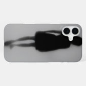 Coque iPhone 16 Plus Empreintes disparaissant dans le brouillard (Verso Horizontal)