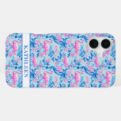 Coque iPhone 16 Plus Flamants avec fleurs roses monogrammées (Verso Horizontal)