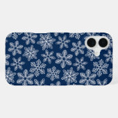 Coque iPhone 16 Plus Flocons de neige sur fond bleu foncé (Verso Horizontal)