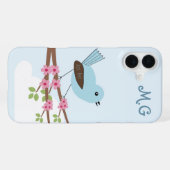 Coque iPhone 16 Plus Joli Oiseau Bleu dans un Arbre en Fleurs Monogramm (Verso Horizontal)