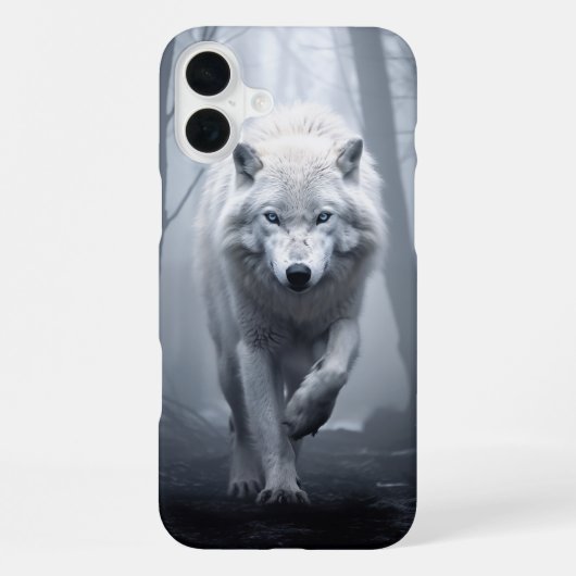 Coque iPhone 16 Plus Loup blanc dans la forêt de Foggy (Verso)