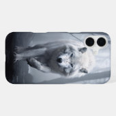 Coque iPhone 16 Plus Loup Blanc dans une Forêt Brumeuse (Verso Horizontal)