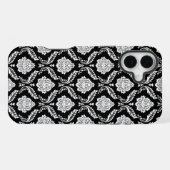 Coque iPhone 16 Plus Motif Damassé Rococo Blanc sur Fond Noir (Verso Horizontal)
