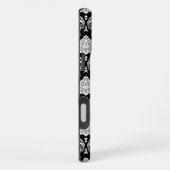 Coque iPhone 16 Plus Motif Damassé Rococo Blanc sur Fond Noir (Côté droit)