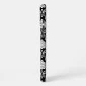 Coque iPhone 16 Plus Motif Damassé Rococo Blanc sur Fond Noir (Côté gauche)