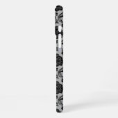 Coque iPhone 16 Plus Motif Damassé Rococo Noir sur Gris (Côté gauche)
