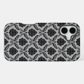 Coque iPhone 16 Plus Motif Damassé Rococo Noir sur Gris (Verso Horizontal)