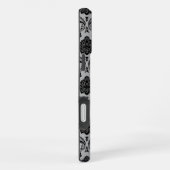 Coque iPhone 16 Plus Motif Damassé Rococo Noir sur Gris (Côté droit)