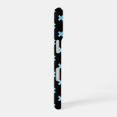 Coque iPhone 16 Points de croix bleu bébé sur fond noir (Côté droit)