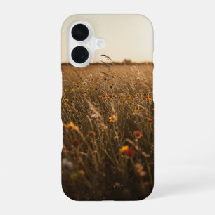 Coque iPhone 16 Prairie de fleurs sauvages vintage