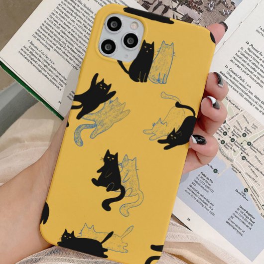 Coque iPhone 16 Pro Black Cats on Mustard with Blue Outlines– Modern 