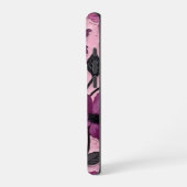 Coque iPhone 16 Pro Fleurs violettes texturées sur fond rose (Côté gauche)