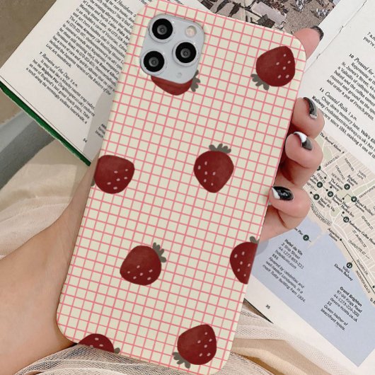 Coque iPhone 16 Pro Fraises à l'aquarelle sur grille rose - Saint-Vale