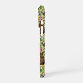 Coque iPhone 16 Pro Lapins et fleurs sauvages sur le vert miel (Côté gauche)