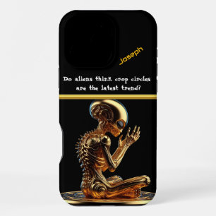 Coque iPhone 16 Pro Max Alien Doré Contemple l'Existence