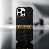 Coque iPhone 16 Pro Max Bouclier en damas accentué d'or