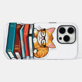 Coque iPhone 16 Pro Max Chat malin sur une pile (Verso Horizontal)