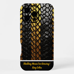 Coque iPhone 16 Pro Max Détail captivant de la peau de serpent noir et or
