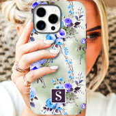 Coque iPhone 16 Pro Max Fleurs à monogramme bleu et violet