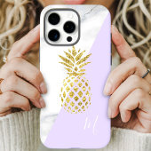 Coque iPhone 16 Pro Max Marbre Pastel Violet Monogramme Ananas Doré