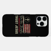 Coque iPhone 16 Pro Max Nous, le Peuple, Faisons Confiance à Jésus - Drape (Verso Horizontal)