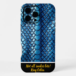 Coque iPhone 16 Pro Max Peau de serpent bleue scintillante sous une lumièr