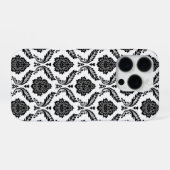 Coque iPhone 16 Pro Motif Damassé Rococo Noir sur Blanc (Verso Horizontal)