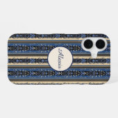 Coque iPhone 16 Rayures en damas bleu et or (Verso Horizontal)