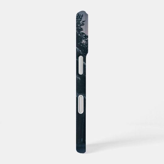 Coque iPhone 16 Retro Snowfall in Pine Woods (Côté droit)