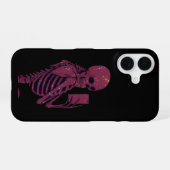 Coque iPhone 16 Selfie de squelette rose (Verso Horizontal)