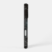 Coque iPhone 16 Shadow Hunt – Guerrier Rogue de la Forêt (Côté droit)