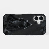 Coque iPhone 16 Shadow Walker - Guerrier à capuche (Verso Horizontal)