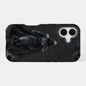 Coque iPhone 16 Shadow Walker – Guerrier encapuchonné (Verso Horizontal)