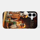 Coque iPhone 16 Skeletons dans un bar (Verso Horizontal)