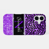 Coque iPhone 16 Taches de léopard noir et violet Glam Monogramme (Verso Horizontal)