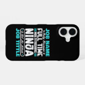 Coque iPhone 16 Travailleur multitâche avec titre de poste personn (Verso Horizontal)